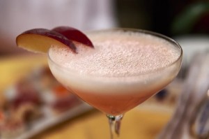 Drinks com pêssego em calda com espumante
