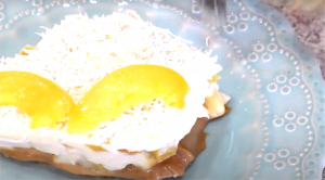 Sobremesa de pêssego com creme leve e doce de leite